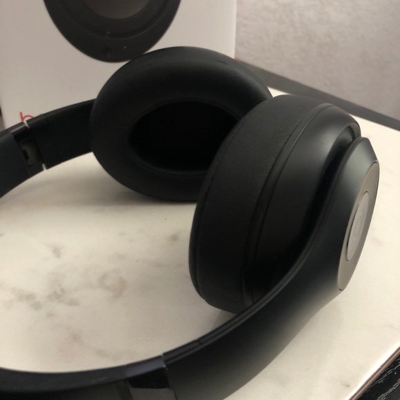 Beats Studio 3 Wireless Headphones - Picture 3 of 8